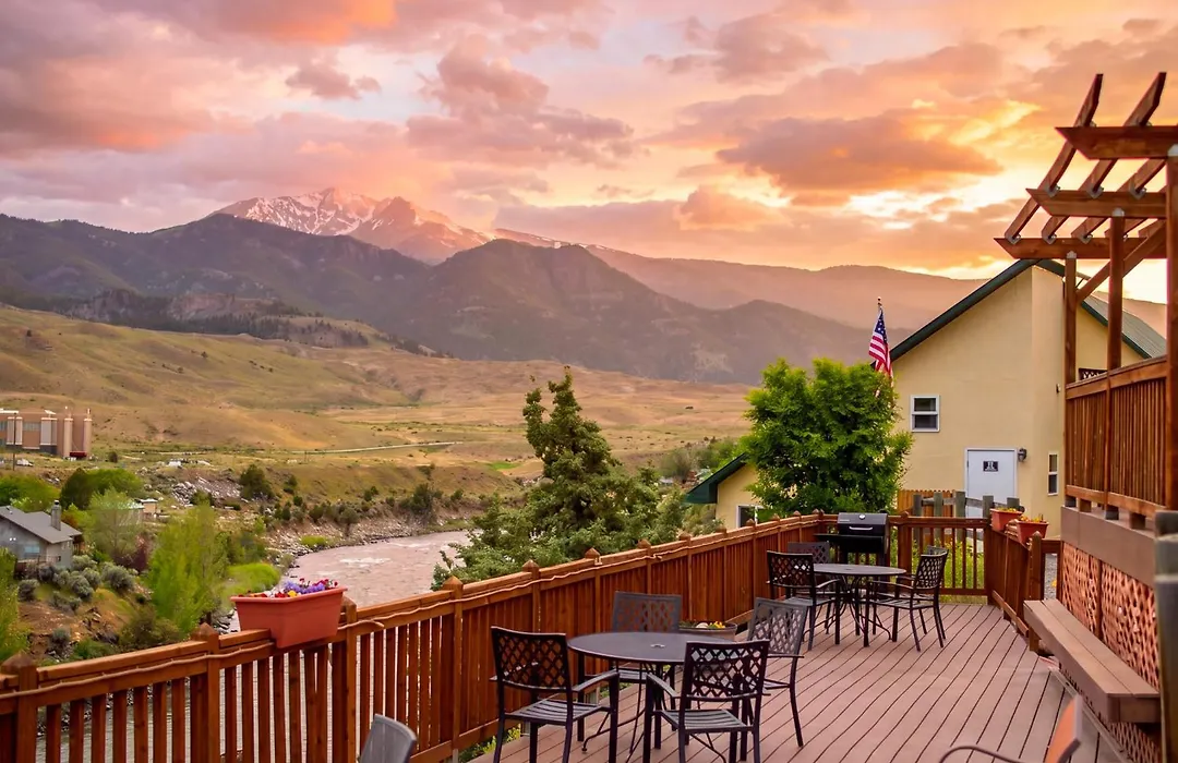 Yellowstone Riverside Cottages-1