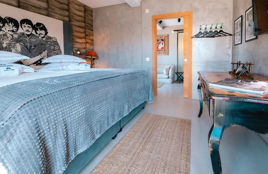 Surfers Lodge Peniche-1