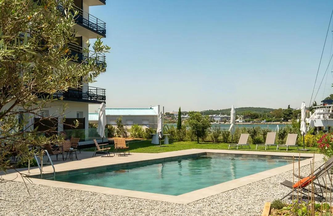 Golden Tulip Hotel & Rooftop Martigues Provence-1