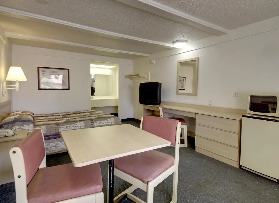 Rodeway Inn & Suites Fenton-1