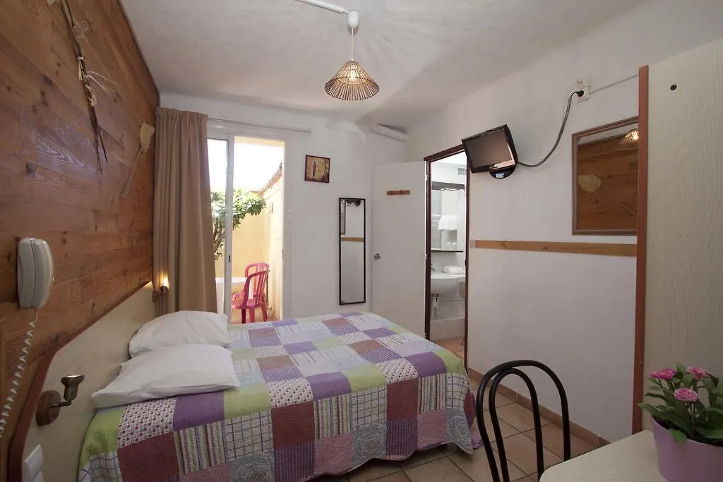 Hôtel La Croix de Malte-1