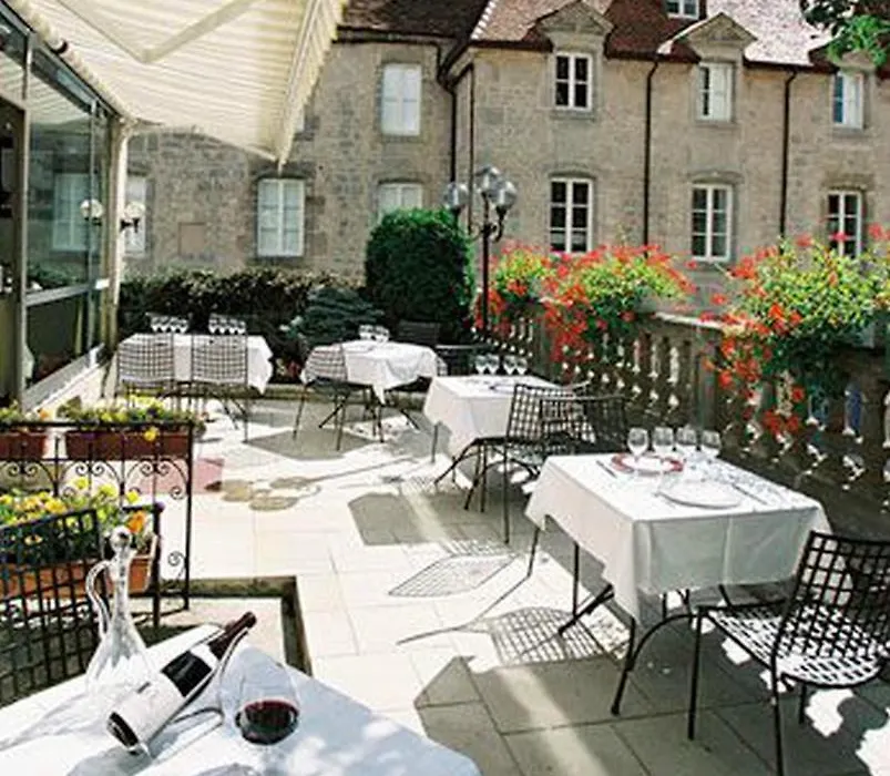Logis Hôtel Le Cheval Blanc-1