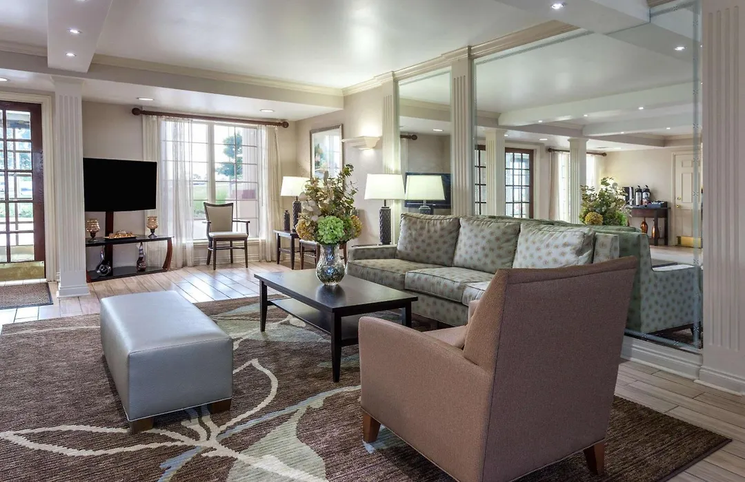 Days Inn & Suites By Wyndham Roseville/Detroit Area-1