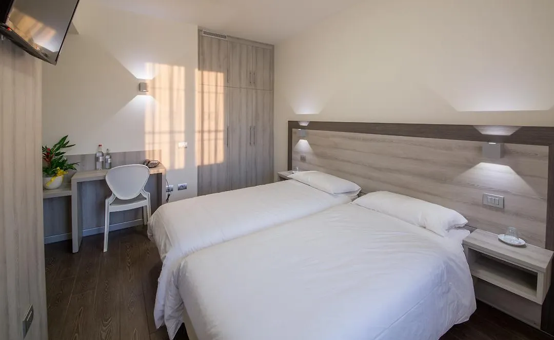Hotel Panineria Colombera Rossa-1