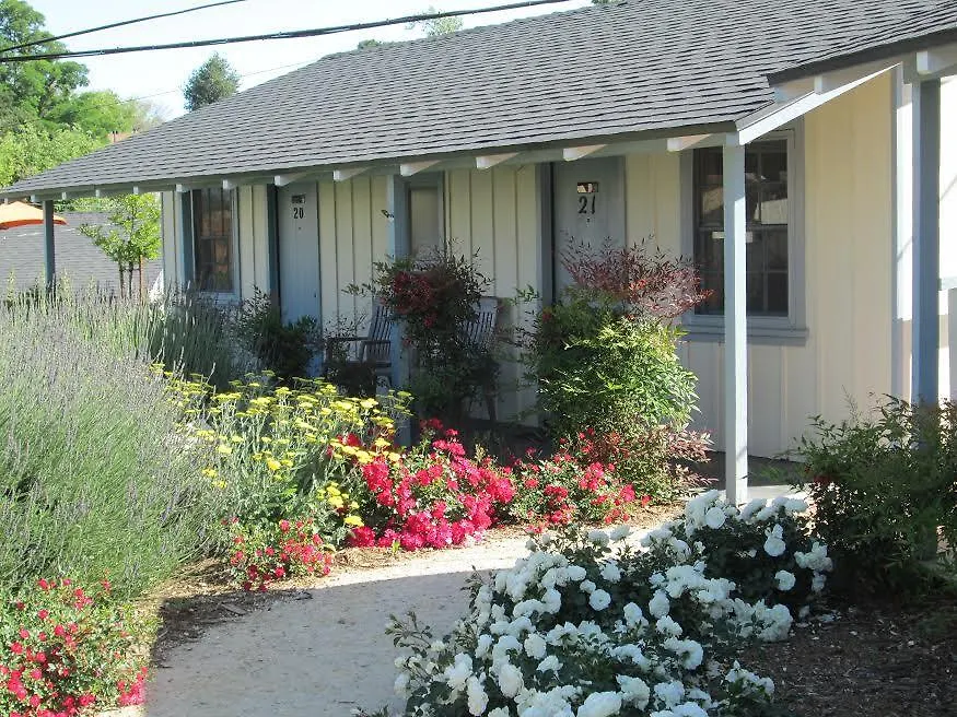 Farmhouse Motel-1