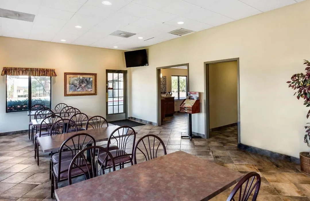 Econo Lodge Inn & Suites Branson Shepherd Of The Hills Expy-1