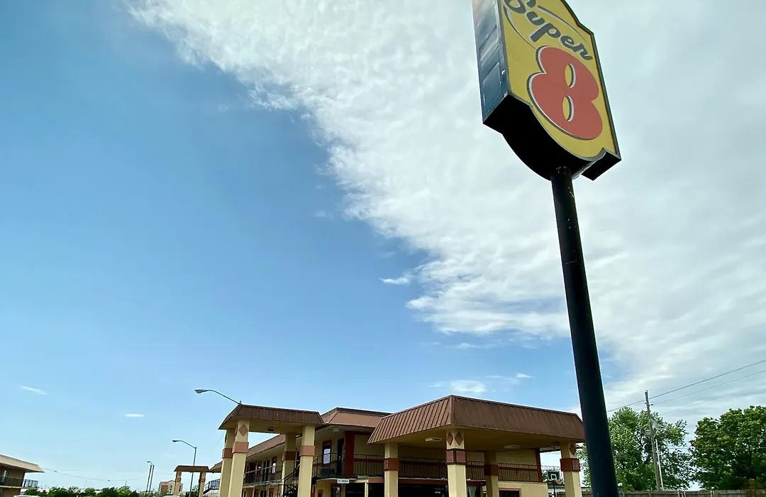 Super 8 By Wyndham Shawnee-1