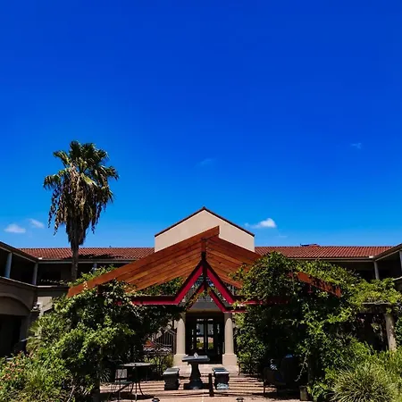 Vineyard Court Designer Suites Hotel-3