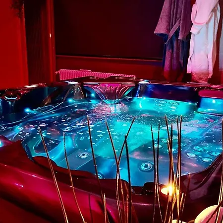 Suite avec Jacuzzi et Sauna Privée-2