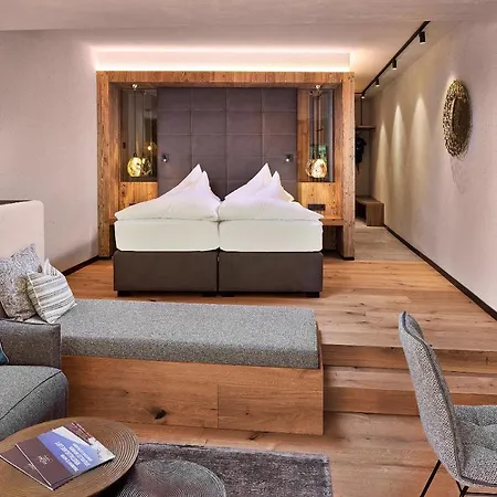 Hotel Berghof Crystal Spa & Sports-3