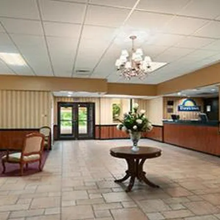 Days Inn By Wyndham Butler Conference Center-2