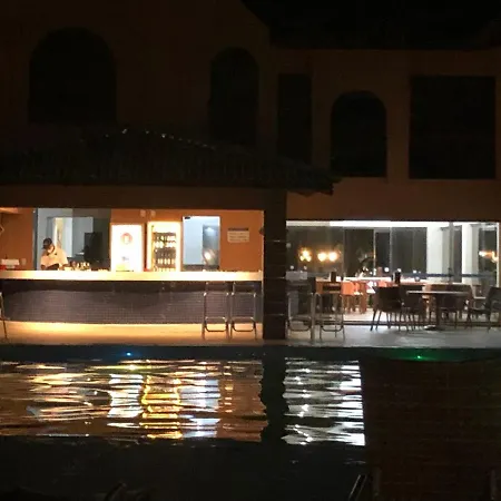 2 Suítes, Guarajuba, piscina frente mar-2