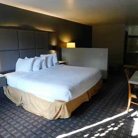 Days Inn & Suites By Wyndham Downtown Gatlinburg Parkway-2
