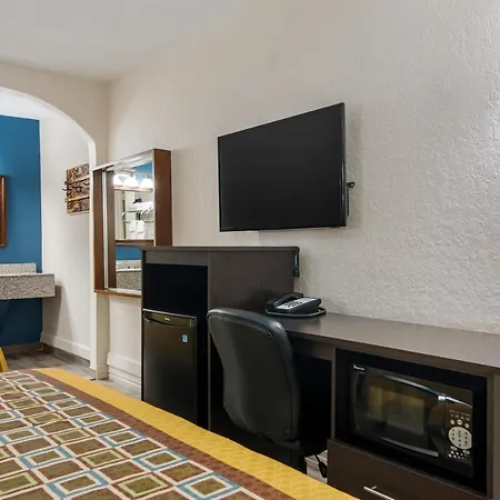 Rodeway Inn Broken Bow-Hochatown-2