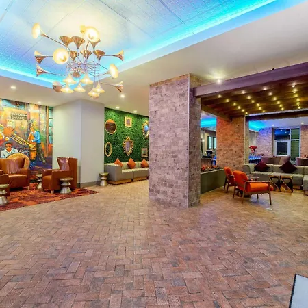 La Quinta Inn & Suites By Wyndham New Orleans Downtown-3