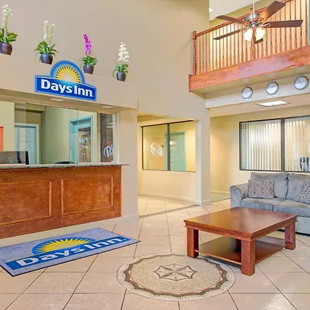Days Inn By Wyndham Downtown St. Louis-3