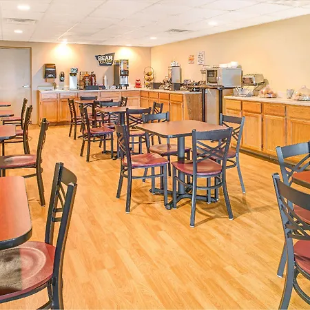 Travelodge By Wyndham Lincoln Airport I-80-2