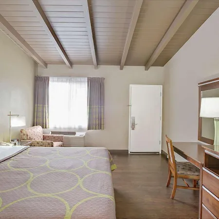 Super 8 By Wyndham Los Angeles-Culver City Area-3
