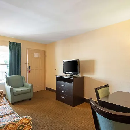 Ramada Limited Clearwater Hotel And Suites-3
