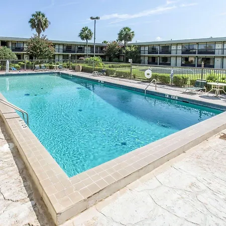 Quality Inn & Suites Waycross-2