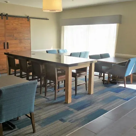 Muncie Place Hotel & Suites-2