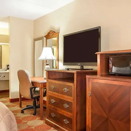 Clarion Inn & Suites University Center-2