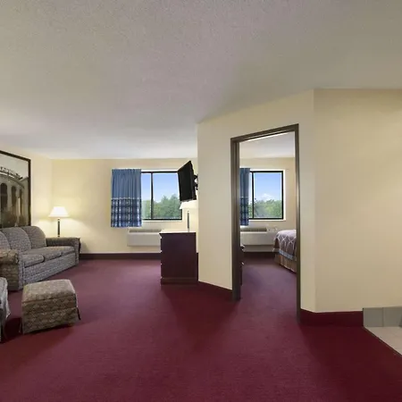 Super 8 By Wyndham Cuba-2
