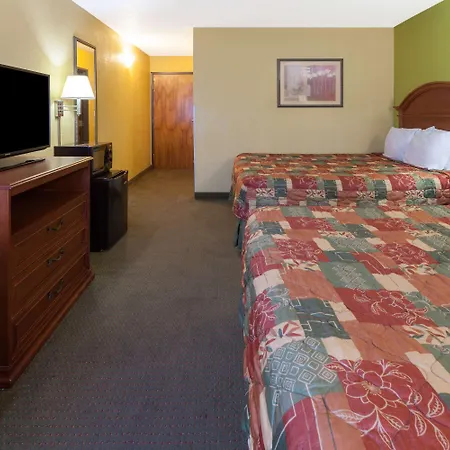 Days Inn By Wyndham Shawnee-2