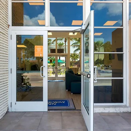 Downtown Hollywood Gardens Inn & Suites-2