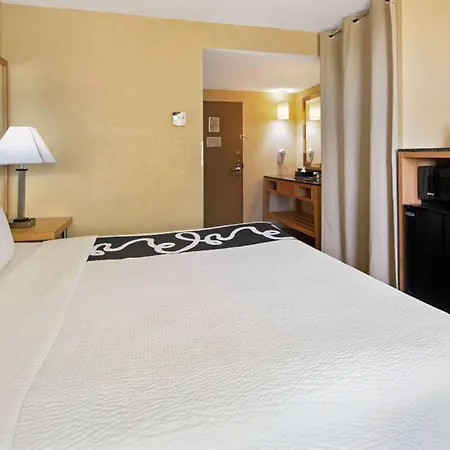 La Quinta Inn & Suites By Wyndham Sunrise-3