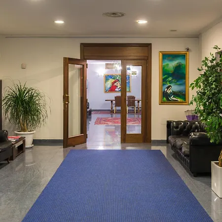 Royal Hotel-2
