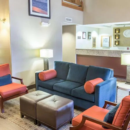 Comfort Suites Marquette-2