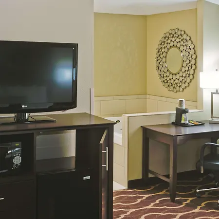 La Quinta Inn & Suites By Wyndham Lv Tropicana Stadium-2