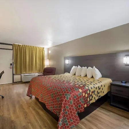 Econo Lodge Live Oak-3