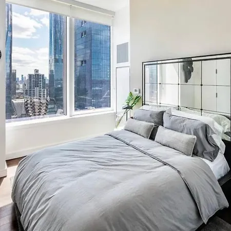 Large 3 Bedroom 2 Blocks From Times Square-2