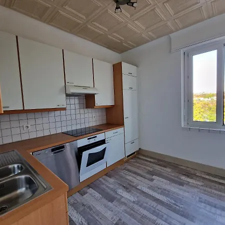 Nice Room 4 Minutes From Basel Shared Apartment-2
