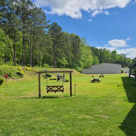 Blue Sky Inn: Pet-Friendly Oasis with Renovated Rooms-2