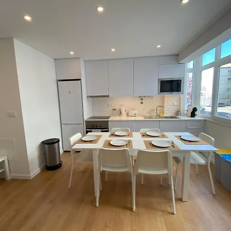 Carcavelos Beach Shared Serviced Apartment 11-2