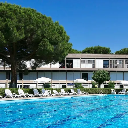 Apartment 3 Beds In Residence With Swimming-Pool Bed And Bath Linen Included-3