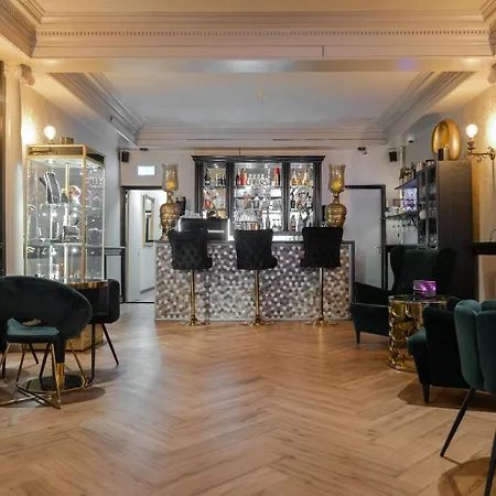 Hotel 83-3