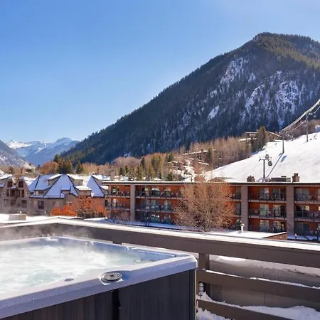Independence Square 211, Chic Hotel Room With Mountain Views, A/C, & Rooftop Hot Tub-3