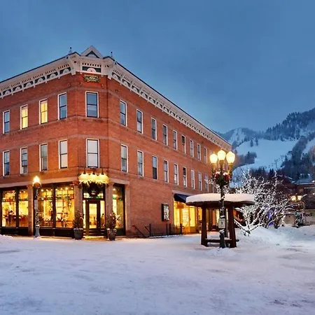 Independence Square 211, Chic Hotel Room With Mountain Views, A/C, & Rooftop Hot Tub-2