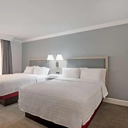 Hampton Inn & Suites Stamford-3