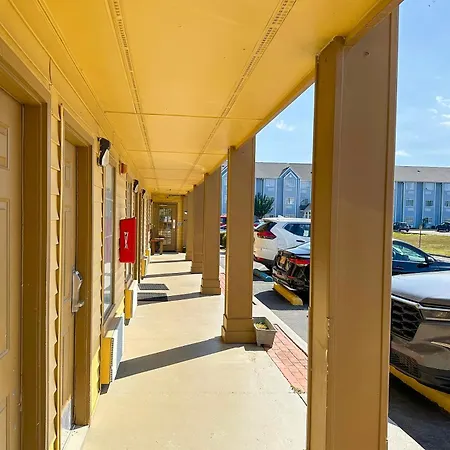 Bonita Lakes Inn By Capital O Meridian I20-2