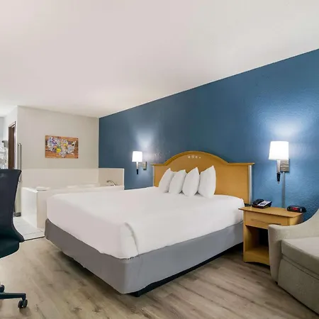Econo Lodge Branson Theater District-3
