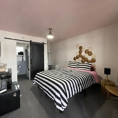 Rainbow Motel-3