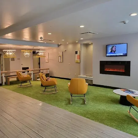 Spark By Hilton Erie-2