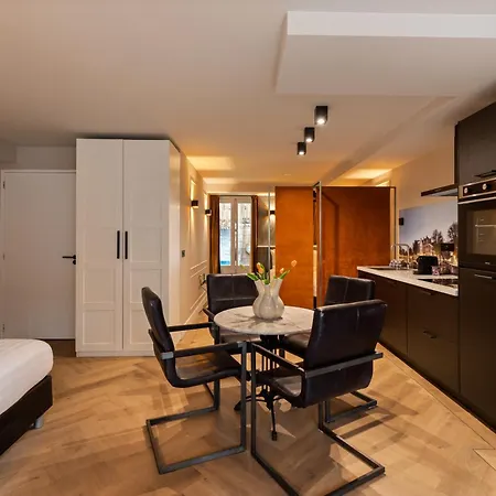 Midtown Hotel Royal Room-3