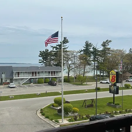 Super 8 By Wyndham Bridgeview Of Mackinaw City-3