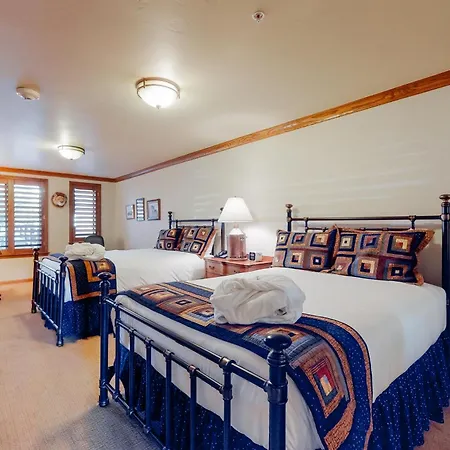 Lion Square Lodge-3
